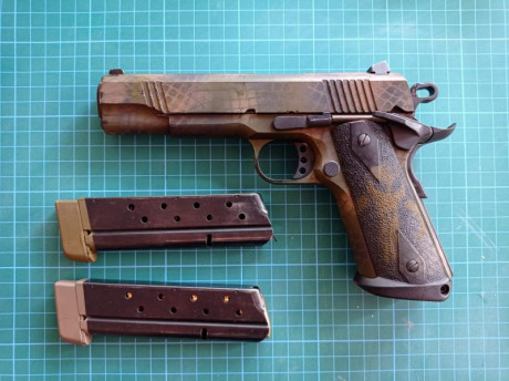 Se vende Norinco NP29 (1911 en 9mm):

Material Original:
- estuche, dos cargadores, baqueta, grips negros 11