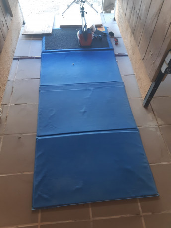 Se vende bipode y colchoneta para F class por no ser mi modalidad conjunto por 200 € precio no negociable 00