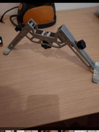 Se vende bipode y colchoneta para F class por no ser mi modalidad conjunto por 200 € precio no negociable 10