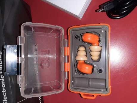 Buenas a todos,
Vendo estos tapones electrónicos marca PELTOR 3M,  con su caja original, libro instrucciones 01
