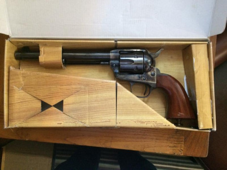 Ya está vendido.Vendo (muy a mi pesar) revolver Uberti 45LC cañón 7,5 pulgadas.No voy a decir que está 02