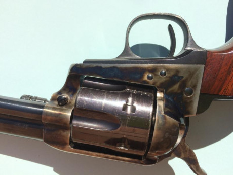 Ya está vendido.Vendo (muy a mi pesar) revolver Uberti 45LC cañón 7,5 pulgadas.No voy a decir que está 00