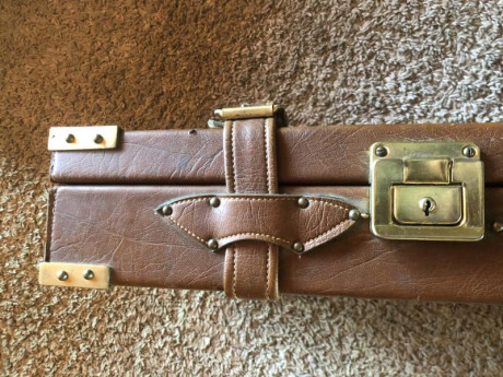 Vendo maletín antiguo para escopeta paralela. 200€. 02