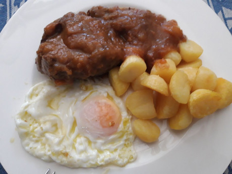 Hoy para comer acelgas hervidas y chuletón de vaca gallega vieja con seis semanas de maduración en cámara 20