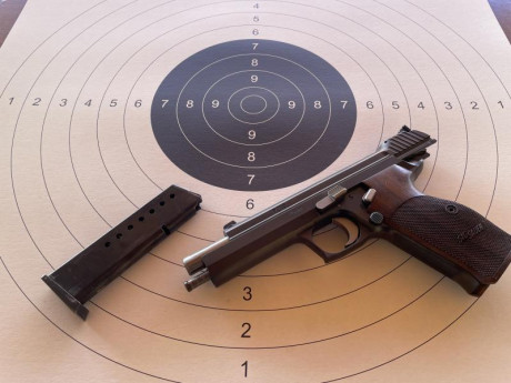 Vendo pistola de 5 pulgadas SIG-SAUER P210 target, guiada en “F”, arma ideal para competir en 9 mm. es 02