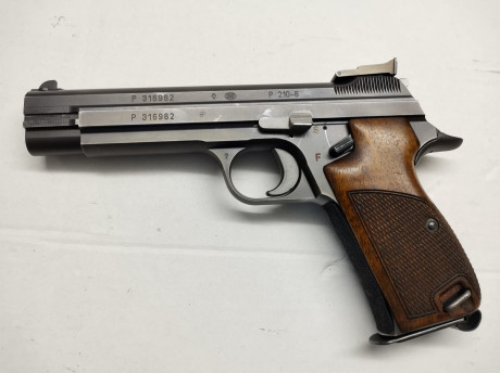 Un amigo pone en venta esta maravilla de pistola ,es un Sig p 210-6 (la suiza ,la pata negra ) estado 02