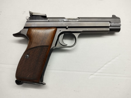 Un amigo pone en venta esta maravilla de pistola ,es un Sig p 210-6 (la suiza ,la pata negra ) estado 01