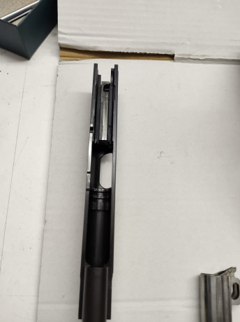 Un amigo pone en venta esta maravilla de pistola ,es un Sig p 210-6 (la suiza ,la pata negra ) estado 12
