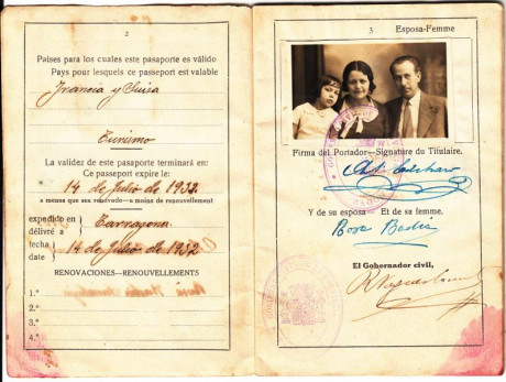  EN RECUERDO Y HOMENAJE A LOS QUE YA NO ESTÁN. 

Si pones en  GOOGLE    PASAPORTES EN LA MEMORIA   da 172