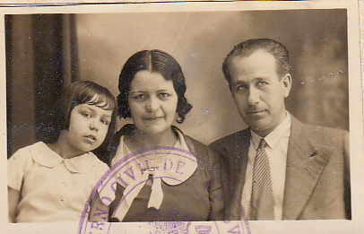  EN RECUERDO Y HOMENAJE A LOS QUE YA NO ESTÁN. 

Si pones en  GOOGLE    PASAPORTES EN LA MEMORIA   da 11