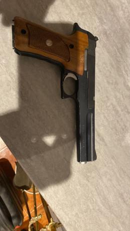 Por necesidad de hueco vendo Smith&Wesson  modelo 22 LR con un Cargador.
    Guiada en F , Desconozco 02