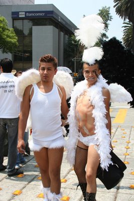  CÓMO SABER SI ALGUIEN PRESENTA SÍNTOMAS DE MARICÓN 

 1.-  Llegar a los treinta años y no tener panza, 131