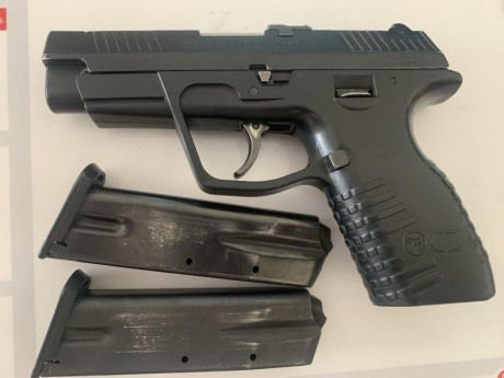 Se vende CZ 100 en calibre 9mm parabellum con dos cargadores de capacidad 13 balas está guiada en F.
Interesados 02