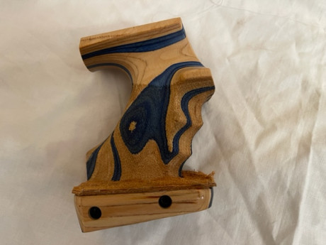 Vendo empuñadura para la pistola Walthe modelo GSPEXPERT, en madera laminada, nueva y en perfecto estado 01