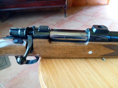 Rifle Zastava M 70, calibre 8 x 57, con visor Kahles Helia C 1,5 - 6 x 42, monturas giratorias Mak. Culata 12
