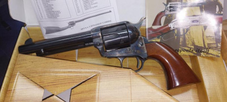 Vendo revolver marca UBERTI 1873 S.A CATTLEMAN,   calibre 45 LC  LONG COLT, muy poco uso, cañón de 5 1/2", 02