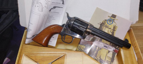 Vendo revolver marca UBERTI 1873 S.A CATTLEMAN,   calibre 45 LC  LONG COLT, muy poco uso, cañón de 5 1/2", 00