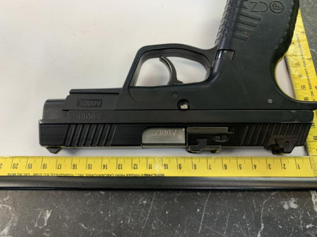 Pistola CZ 100 en calibre 9mm parabellum con dos cargadores.
Está guiada en F. Se puede ver y probar en 01