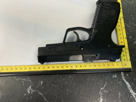 Pistola CZ 100 en calibre 9mm parabellum con dos cargadores.
Está guiada en F. Se puede ver y probar en 00