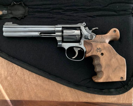  Se vende revolver Smith & Wesson, modelo 16, cañón 6", calibre 32, doble acción, 6 cartuchos 00