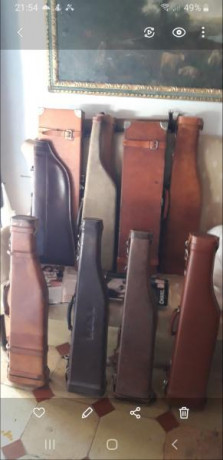 Se venden maletines y jamoneras para escopetas . Hay varios tipos y de acabados. 
Jamoneras 100 euros
Maletín 00
