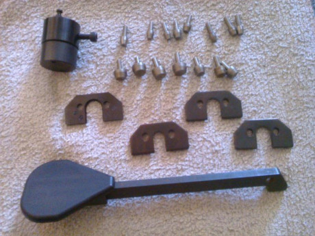 Vendo los accesorios que figuran en las fotos, pertenecen a la herramienta recorta vainas RCBS Trim Pro. 00