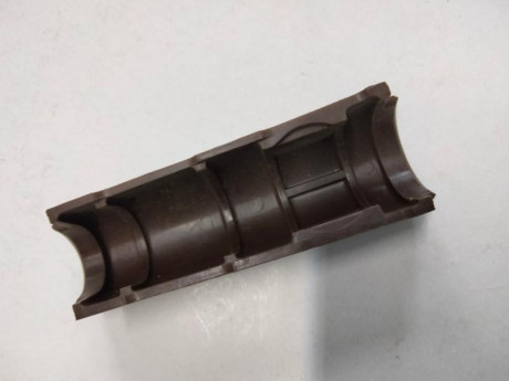 Vendo un guardamanos superior en plastico marron para el fusil de asalto Aleman del este RDA , modelo 02