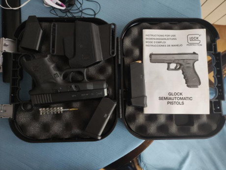 Vendo glock 26 3ª generación, con pocos disparos, dos cargadores y funda.  300 euros.

 glock 1.jpg  glock2.jpg 01