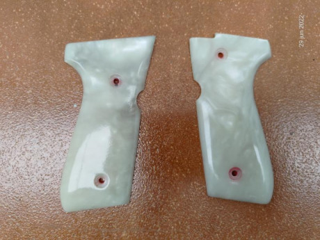 Cachas o empuñadura nacar Beretta 92fs, 40 eur. 696761478 00