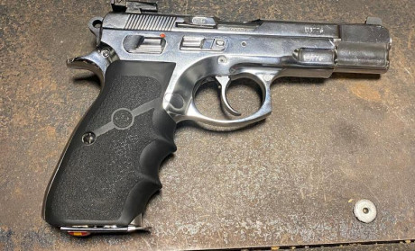 Vendo esta bonita cz85 calibre 9mm, como se puede apreciar en las fotos esta en buenas condiciones y su 02