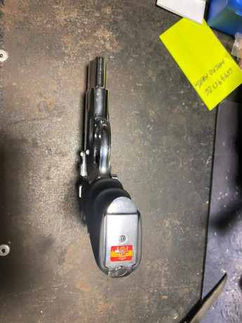 Vendo esta bonita cz85 calibre 9mm, como se puede apreciar en las fotos esta en buenas condiciones y su 01