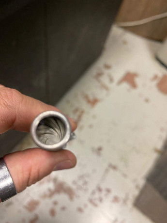 Vendo esta bonita cz85 calibre 9mm, como se puede apreciar en las fotos esta en buenas condiciones y su 12