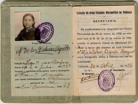  EN RECUERDO Y HOMENAJE A LOS QUE YA NO ESTÁN. 

Si pones en  GOOGLE    PASAPORTES EN LA MEMORIA   da 41