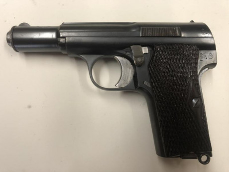 Vendo esta pistola. Está en muy buenas condiciones, con funda para el cinturón. 01