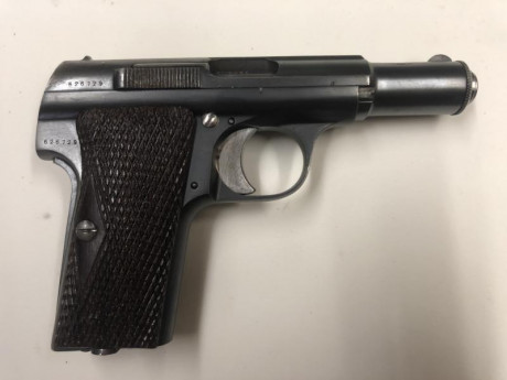 Vendo esta pistola. Está en muy buenas condiciones, con funda para el cinturón. 00