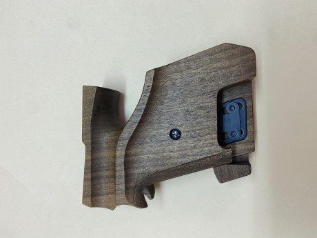 Vendo esta cacha para pistola Feinwerkbau AW93 prácticamente nueva. Talla S para diestro. Precio, 100€ 00