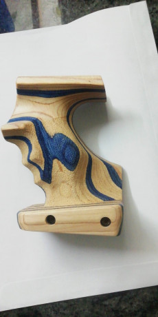 Vendo cacha para zurdo de la casa Walther para GSP Expert(VENDIDA)

1.- Madera laminadas, con color azul.
2.- 00
