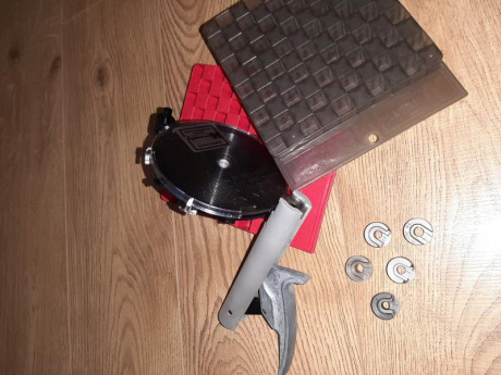 Buenas a todos.
Se vende:
Empistonador manual HORNADY (casi sin uso) + 5 shellholders y 2 bandejas para 00