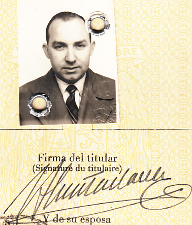  EN RECUERDO Y HOMENAJE A LOS QUE YA NO ESTÁN. 

Si pones en  GOOGLE    PASAPORTES EN LA MEMORIA   da 60