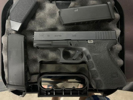 Vendo Glock 19 generacion 3 en perfectas condiciones.
usada poco unos 500 disparos, esta guiada en A.
Precio 00