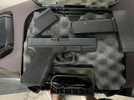 Vendo Glock 19 generación 3 en buen estado en su maletín con dos cargadores. Tiene poco uso unos 500 disparos. 02