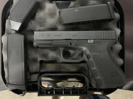 Vendo Glock 19 generación 3 en buen estado en su maletín con dos cargadores. Tiene poco uso unos 500 disparos. 00