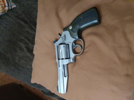 Buenas tardes.
Para descargar un poco el cupo pongo en venta un revolver Smith & Wesson 686 SSR en 12