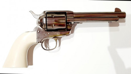 Precioso Pietta cromado del 45LC
Está guiado en F, pero tiene la documentación para ser guiado en AER 02