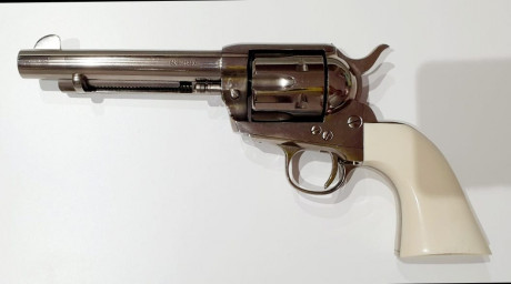 Precioso Pietta cromado del 45LC
Está guiado en F, pero tiene la documentación para ser guiado en AER 01