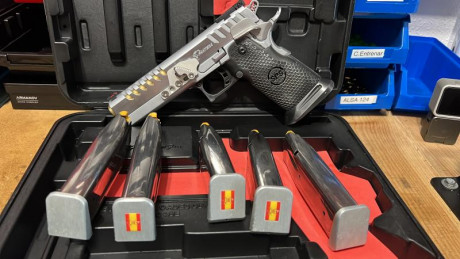 Hola vendo SPS PANTERA BCN calibre 40, solo tiene unos 6 meses y 9000 disparos, tiene 5 cargadores con 02