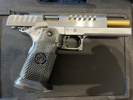 Hola vendo SPS PANTERA BCN calibre 40, solo tiene unos 6 meses y 9000 disparos, tiene 5 cargadores con 01