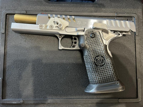 Hola vendo SPS PANTERA BCN calibre 40, solo tiene unos 6 meses y 9000 disparos, tiene 5 cargadores con 00