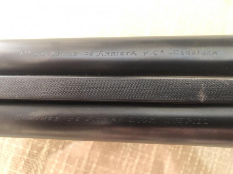 Escopeta calibre 16/70 Arrieta. Expulsora y extractora con selector, gatillo articulado. Madera de raíz 12