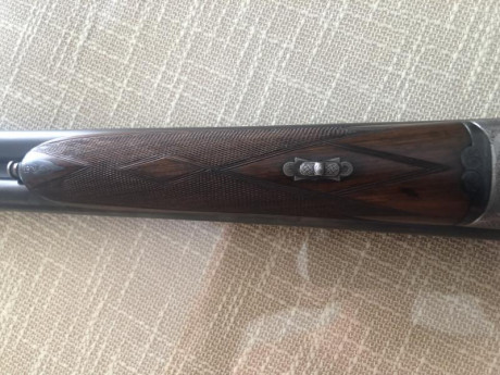 Escopeta calibre 16/70 Arrieta. Expulsora y extractora con selector, gatillo articulado. Madera de raíz 20